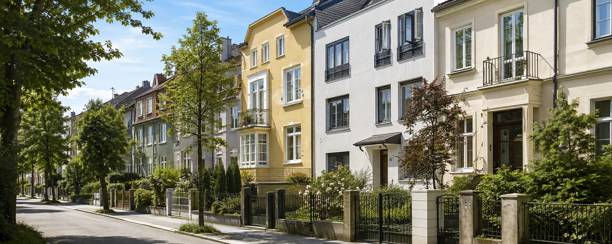 Österreichische Wohnstraße mit gepflegten Bestandsfassaden und Vorgärten